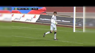 Un portero marca un gol desde su portería