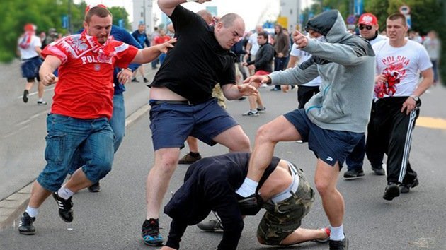 La Policía abre fuego de aviso contra los hinchas polacos en la Eurocopa