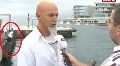 ¿Quería salir en televisión? Un hombre cae al agua en una entrevista en vivo