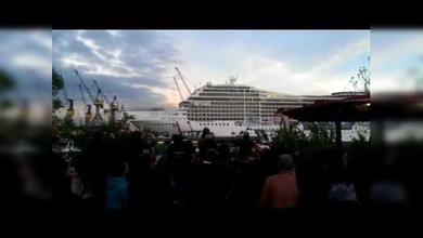 Un crucero reproduce la canción 'Seven Nation Army' a bocinazos