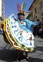 Bolivia celebra la riqueza y opulencia de sus bailes folclóricos