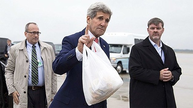 Psaki revela qué llevaba Kerry en una misteriosa bolsa de plástico en El Cairo