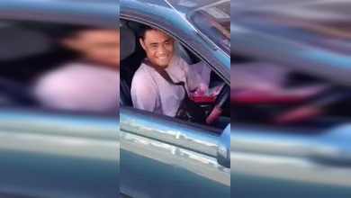 Un hombre sin brazos al volante