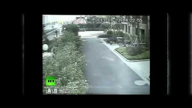 VIDEO CCTV: Enorme explosión de un alcantarillado obstruye una carretera en China