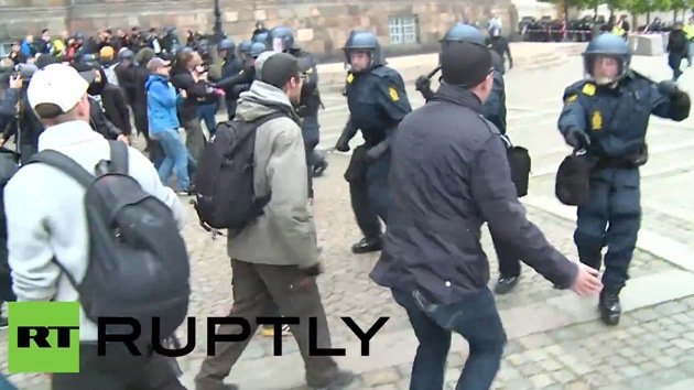 Video: La Policía danesa dispersa a activistas antifascistas en Copenhague