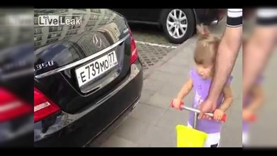 Una pequeñuela rusa que sí sabe de autos
