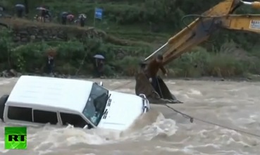 De película: Rescate épico de un conductor atrapado en la corriente de un río