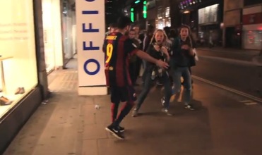 Luis 'el zombi' Suárez aterroriza a los transeúntes