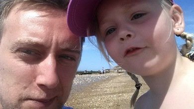 Un padre moribundo escribe una conmovedora carta llena de consejos para su hija enferma