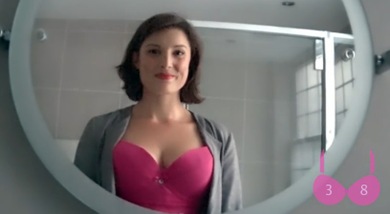 Escote de infarto protagoniza una polémica campaña contra el cáncer de mama