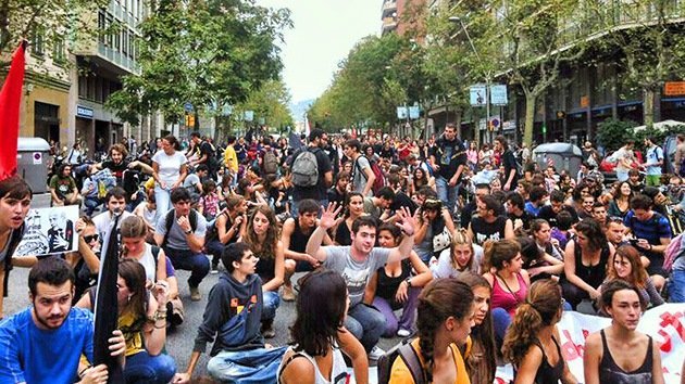 Universitarios españoles se manifiestan contra los recortes en educación