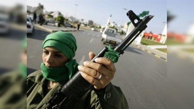 Trípoli entrega armas a los civiles para que se defiendan de la OTAN