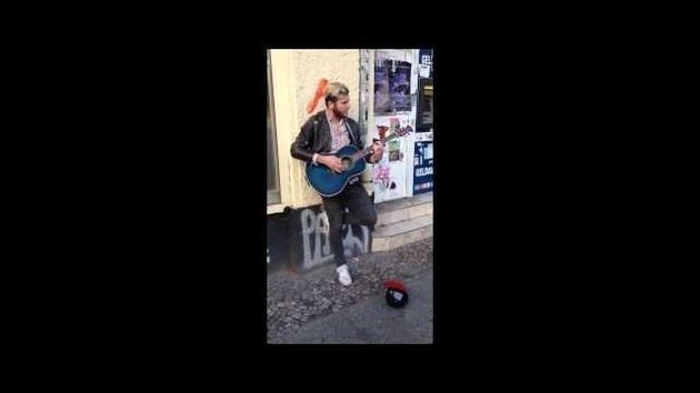 La sorpresa de su vida: un cantante callejero canta junto al intérprete original de su canción