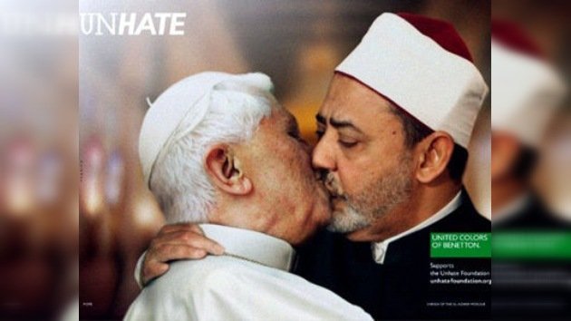 Benetton retira las fotos del Papa besando en la boca al imán de Egipto 
