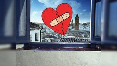 Unos amantes caen por la ventana de un edificio en pleno acto sexual