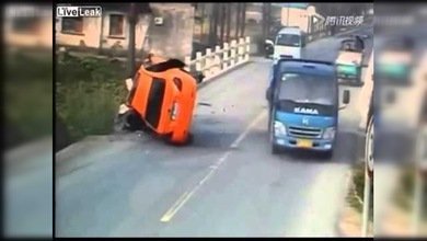 China: Colisión directa de un coche contra una barrera de seguridad