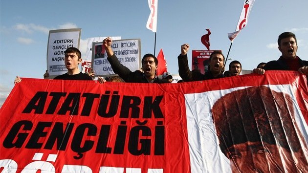 Tribunal condena a 257 personas y absuelve a 21 por supuesto complot en Turquía
