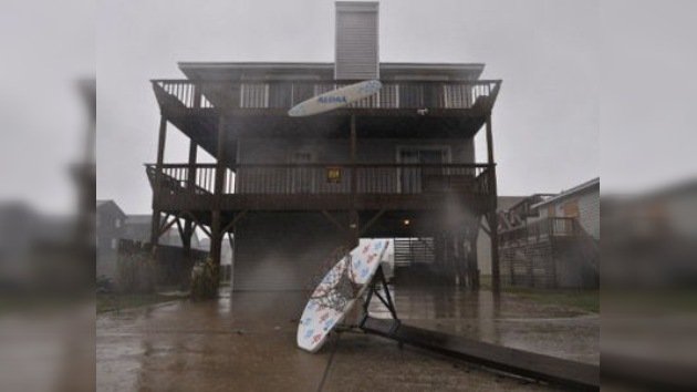El huracán Irene entra con fuerza en EE. UU. por Carolina del Norte