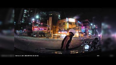 Una mujer vuela por los aires tras chocar la moto en la que iba con un auto