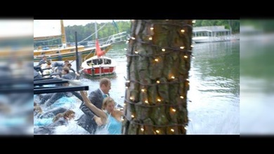 Los invitados de una boda caen al agua