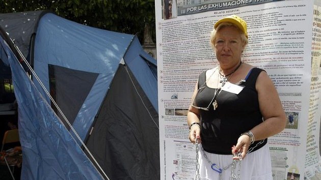 Una española se encadena exigiendo que exhumen los restos de su hija