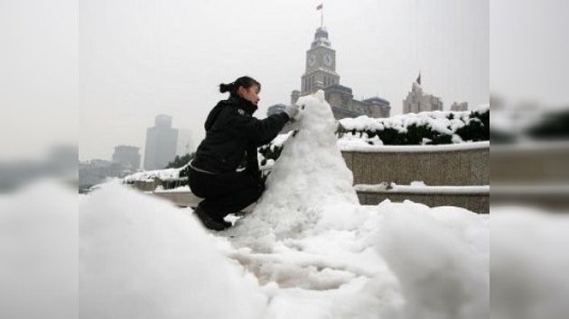 La abundante capa de nieve salva la vida de una china