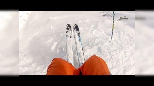 Un esquiador extremo sobrevive a una avalancha de nieve
