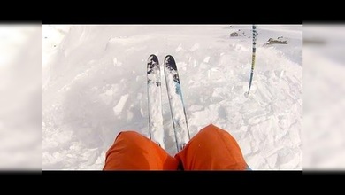 Un esquiador extremo sobrevive a una avalancha de nieve