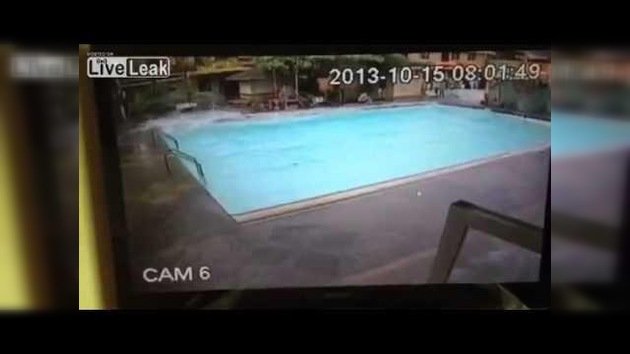 El terremoto de Filipinas provoca un 'tsunami' en una piscina