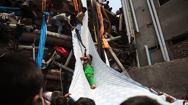 Terror en Bangladés tras el derrumbe de edificio