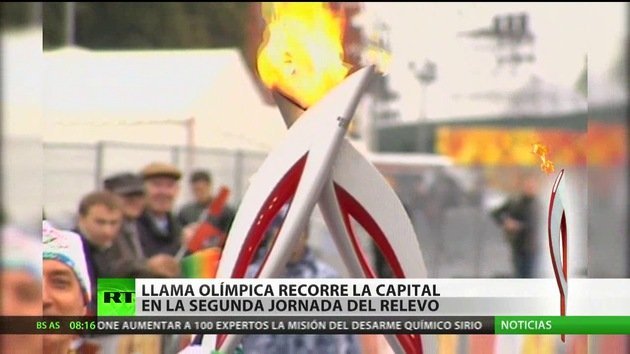 Marcha triunfal: la llama olímpica recorre Moscú en la segunda jornada del relevo
