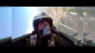 Increíbles acrobacias aéreas vistas desde la cabina del piloto