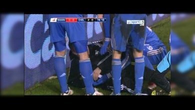 Un jugador del Chelsea patea a un recogepelotas