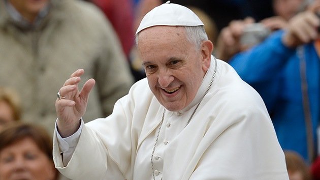 El papa Francisco consuela a otro hombre desfigurado