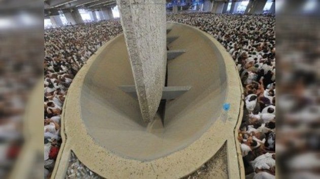 Tres millones de peregrinos lanzan piedras 'al diablo' durante el Hajj