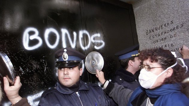 Argentina promete seguir con el desendeudamiento y pone fin al 'corralito' bancario