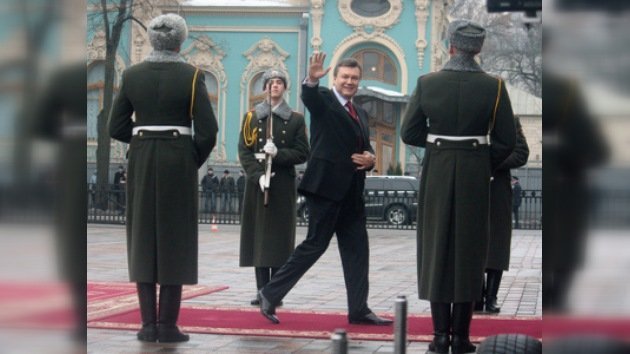 Yanukóvich toma posesión como presidente de Ucrania