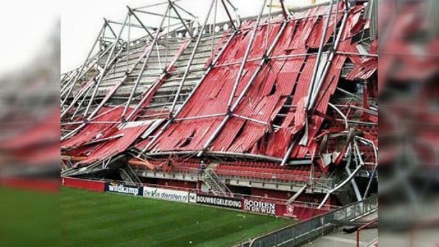 Un muerto y más de 10 heridos tras derrumbarse el techo del estadio del Twente