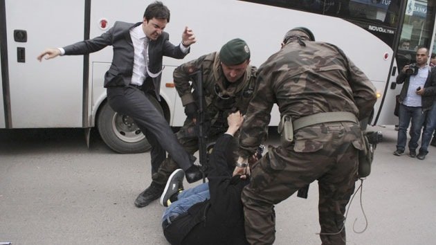 La imagen de un asesor de Erdogan golpeando a un manifestante incendia la Red