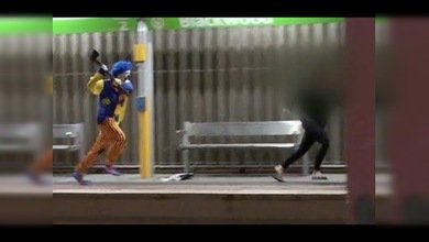 Un payaso aterroriza a los transeúntes con un hacha