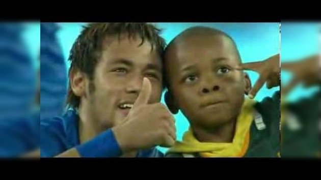 Neymar rescató al niño que entró en la cancha