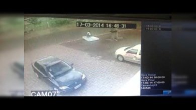 Un coche derriba a un ciclista y le 'deja' un colchón para que aterrice