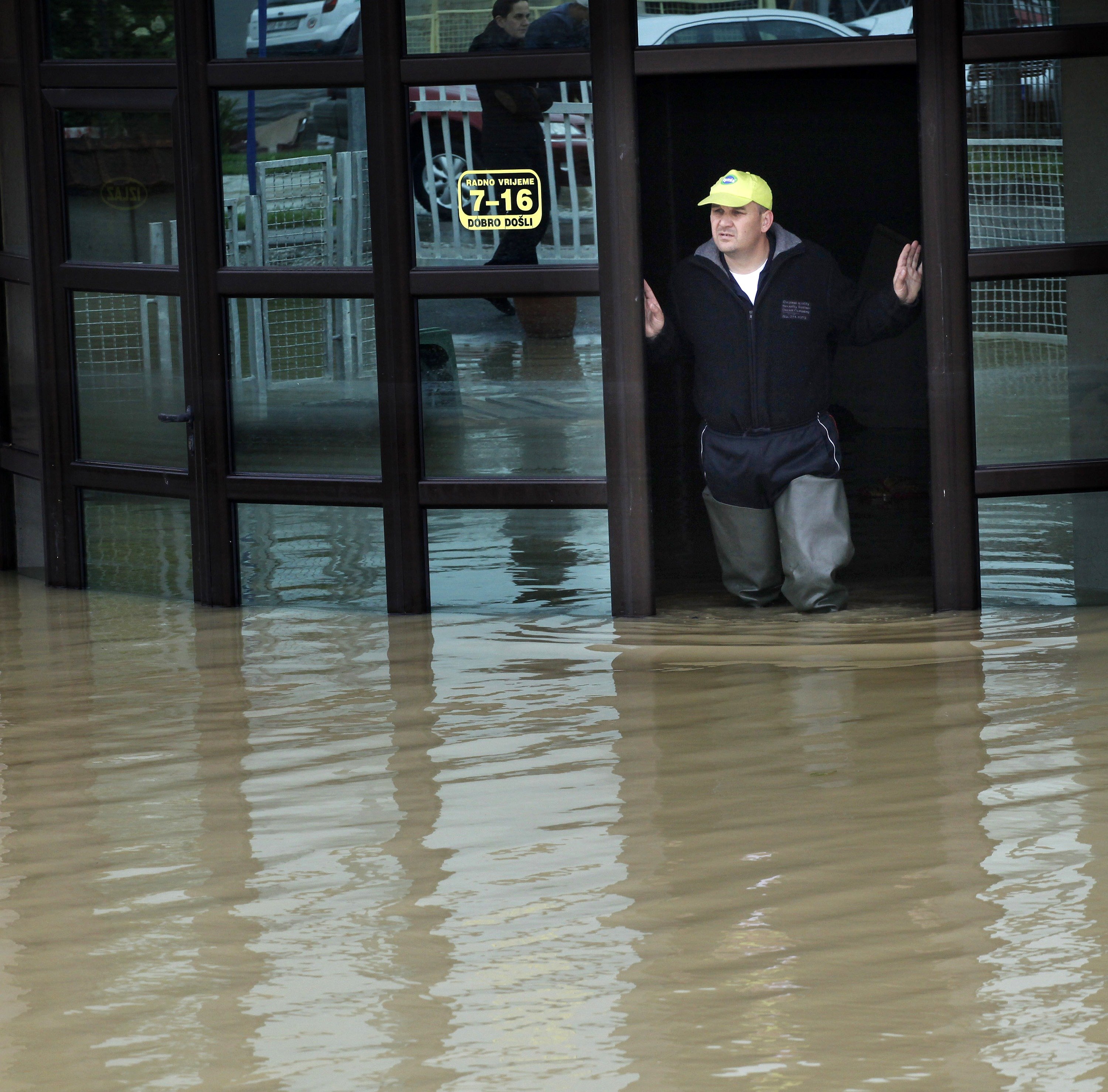 Inundaciones Catastróficas En Serbia Y Bosnia Y Herzegovina Dejan Al