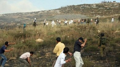 VIDEO: Colonos judíos disparan a palestinos ante la pasividad del Ejército israelí
