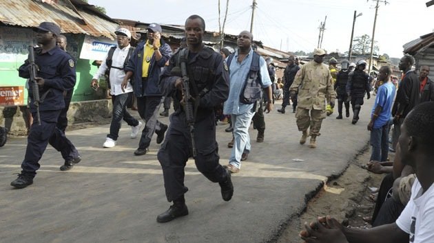 Fuerte video: Ejército liberiano dispara contra civiles en zona en cuarentena por ébola