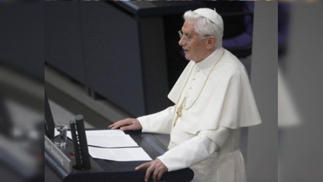 Benedicto XVI da un discurso en el Parlamento alemán que estuvo marcado por las protestas