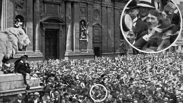 ¿Es falsa la imagen en la que Hitler celebra el inicio de la Primera Guerra Mundial?