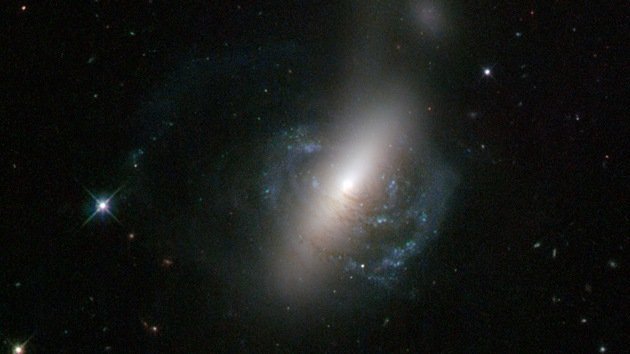 El telescopio espacial Hubble fotografía el 'abrazo' de dos galaxias