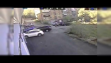 Le regalan un auto y lo choca conduciendo marcha atrás en su primer viaje