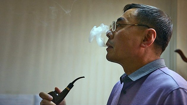 Prohíben a los funcionarios chinos fumar en público